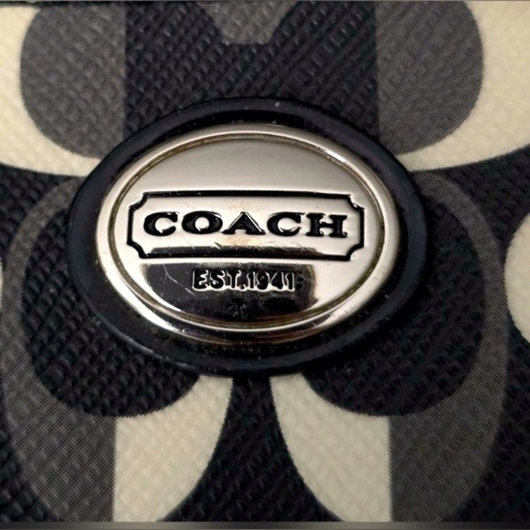 COACH Black and White Signature Wristlet, RARE. EUC - Picture 2 of 6